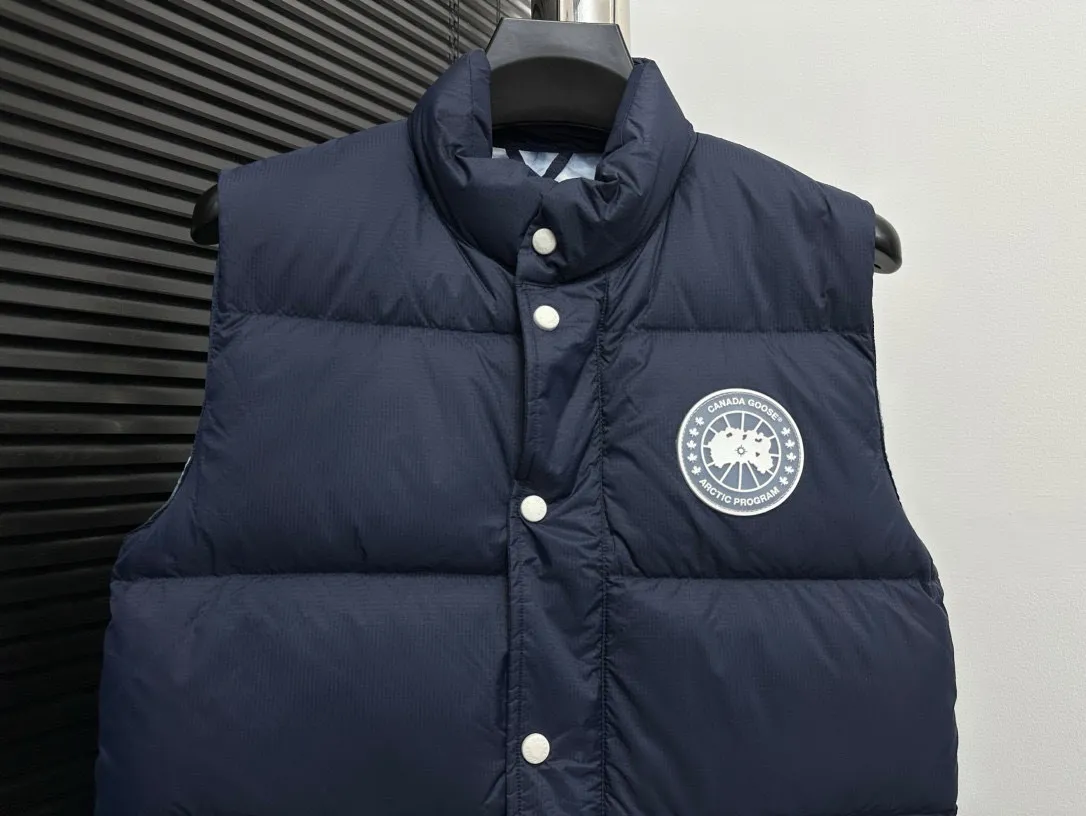 P480 [Canadagoose] Canada Goose White Label Glacier Down Vest Canada Goose's new "Northern Lights Series" down vest Canada Goose's new "Northern Lights" Northern Lights White Label down vest is now available! The light and layered colors give people the feeling of being trapped in the mist around icebergs and glaciers. It can be said to be very dreamy! Original YKK zipper, Size:XS-XXL